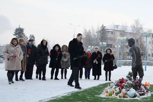 В Урае сотрудники больницы возложили цветы к скульптуре юного спортсмена и почтили минутой молчания жертв автокатастрофы