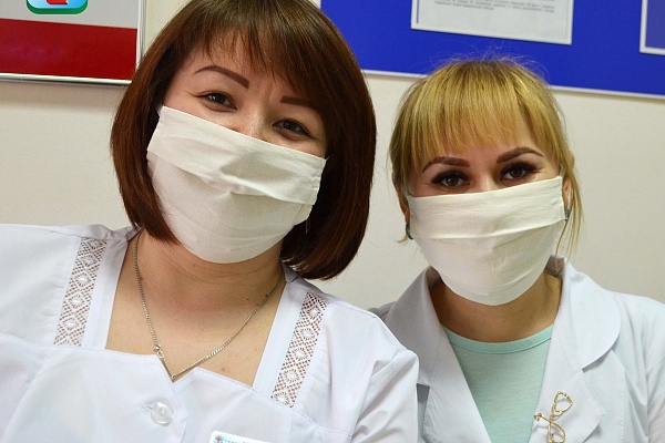 Медики Урайской больницы поддержали акцию #Юграулыбайсяглазами