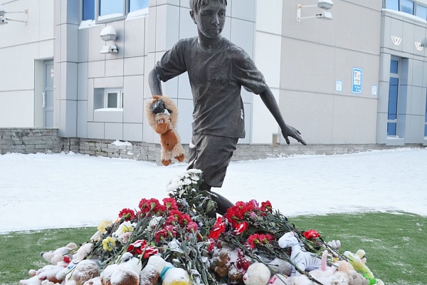 В Урае сотрудники больницы возложили цветы к скульптуре юного спортсмена и почтили минутой молчания жертв автокатастрофы