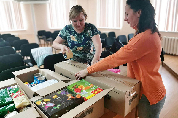 В Урайской больнице собрали коробки добра для молодежи города Макеевка 