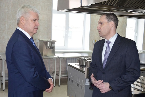 Вице-президент нефтяной компании «Лукойл» побывал на новом объекте Урайской больницы