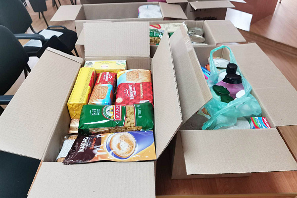 В Урайской больнице собрали коробки добра для молодежи города Макеевка 