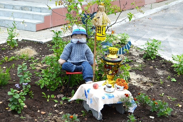 Море цветов, классики и веселый пасечник. В Урайской больнице подвели итоги конкурса на лучшую благоустроенную территорию 