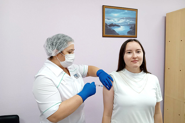 25 выездов совершили прививочные бригады в учреждения и на предприятия города