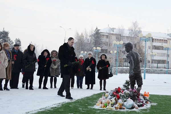 В Урае сотрудники больницы возложили цветы к скульптуре юного спортсмена и почтили минутой молчания жертв автокатастрофы