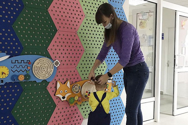 В детской поликлинике Урайской больницы появились яркие развивающие комплексы
