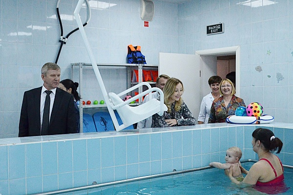 Праздник для самых главных пациентов. Глава города посетил детскую поликлинику Урайской больницы