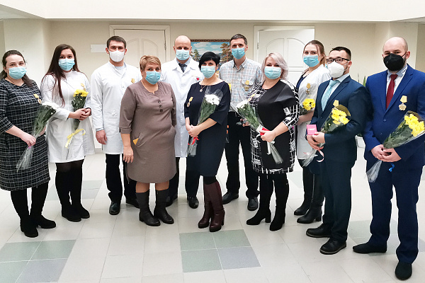 Десять специалистов Урайской больницы удостоены наградами «За особый вклад в борьбу с коронавирусом»
