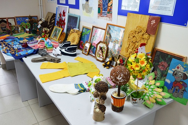 В детской поликлинике Урая прошла творческая выставка медицинских работников