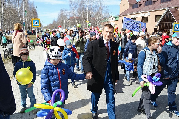 Коллектив Урайской больницы встретил Первомай праздничным шествием