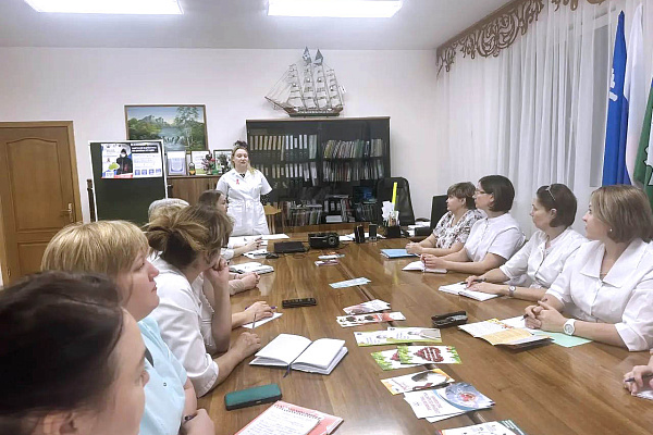 Акция «Красная лента» и лекция в Доме ребенка. В Урайской больнице проходят мероприятия, приуроченные к Всемирному дню борьбы со СПИДом
